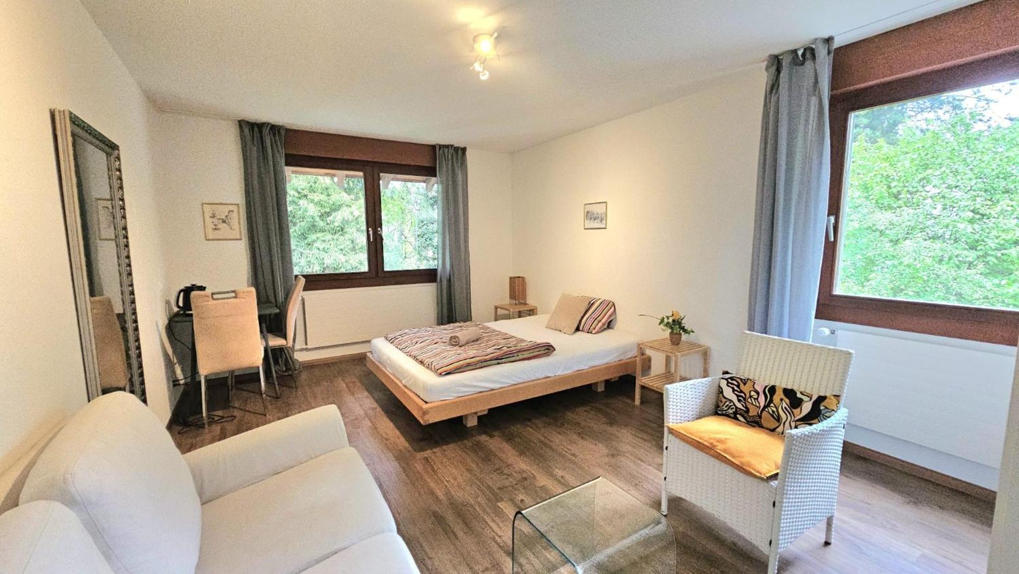 Gaestezimmer In Alternativer Kulturvilla Homestay Aesch (Basel-Landschaft)